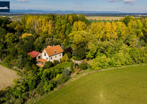 Pálffyho poľovnícke panstvo s vlastným lesom a jazerom