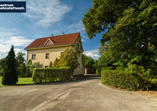 Pálffyho poľovnícke panstvo s vlastným lesom a jazerom