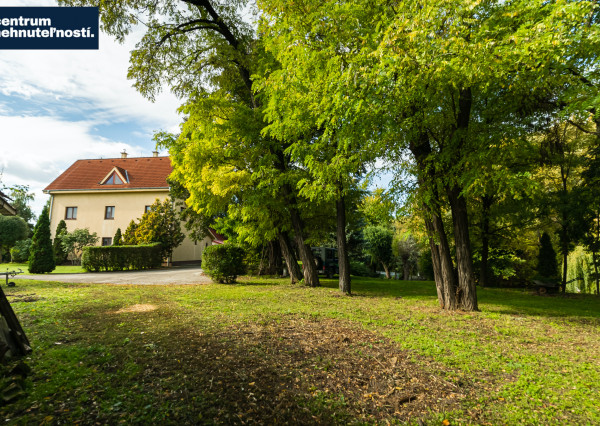 Pálffyho poľovnícke panstvo s vlastným lesom a jazerom