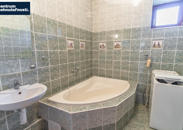 Pálffyho poľovnícke panstvo s vlastným lesom a jazerom