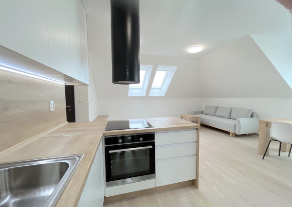 Prenájom 3 izbový byt s parkovaním, Senec - Hurbanova Ves