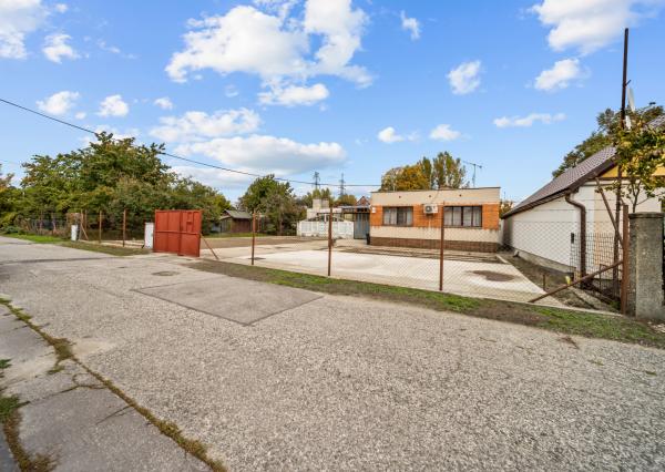 Predaj pozemok s domom a stavbami, BA II - Klatovská ul.