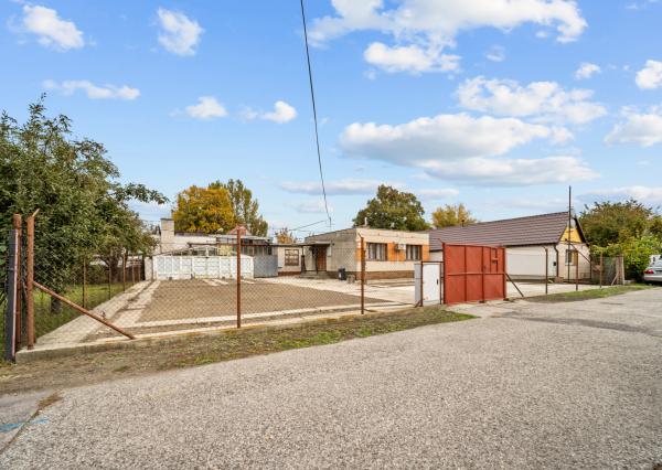 Predaj pozemok s domom a stavbami, BA II - Klatovská ul.