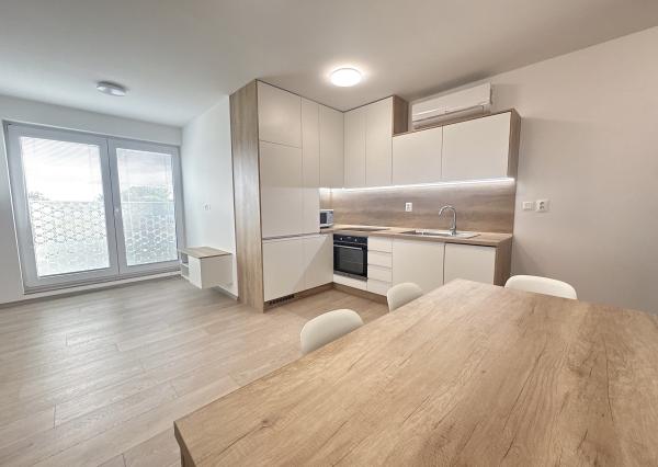 Prenájom 2 izbový byt s parkovaním, Senec - Hurbanova Ves