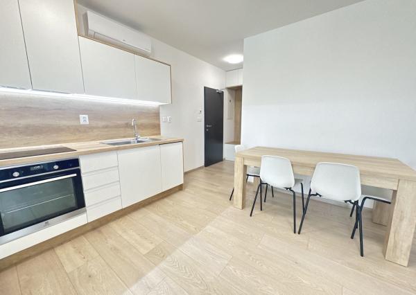 Prenájom 2 izbový byt s parkovaním, Senec - Hurbanova Ves