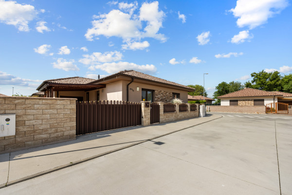 Priestranný 4 izbový dom s garážou, Senec - Hurbanova Ves